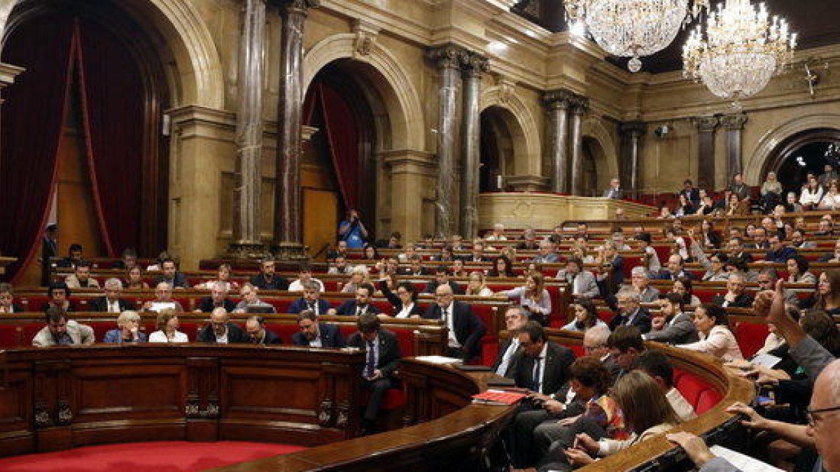 Momento de la votación en el Parlamento para aprobar la ley de creación de la Agencia Catalana de Protección Social este jueves 7 de septiembre (plan|plano general horizontal)