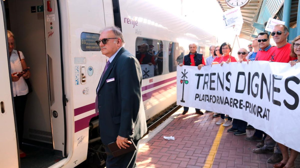 El revisor de l'Euromed comprovant la pujada dels passatgers de la protesta 'Volem pagar' a l'estació de l'Aldea, que va tenir lloc aquest dimecres.