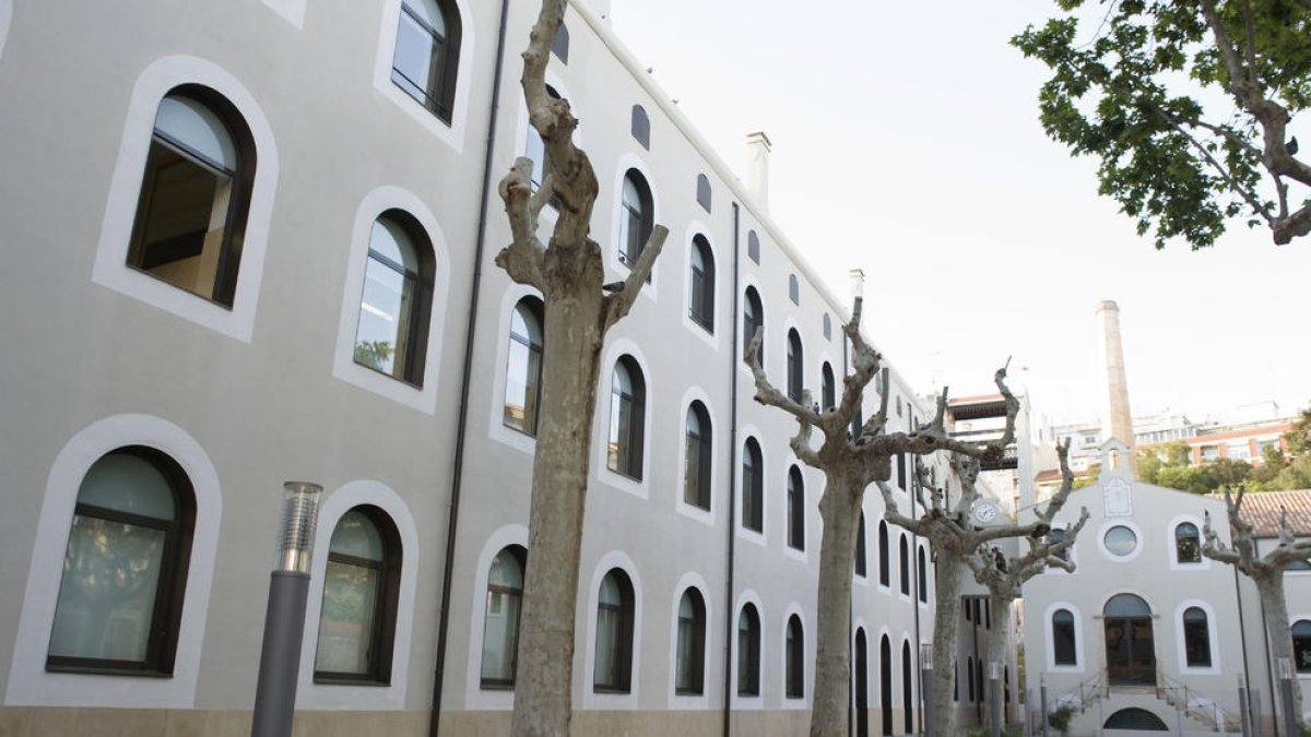 Entrada de l'Escola Oficial d'Idiomes, situada a l'antic edifici de la fàbrica de la Chartreuse.