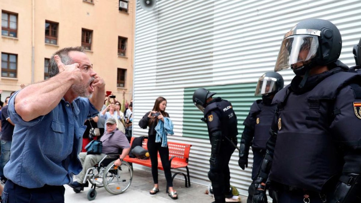 Un bombero tarraconense expresa significativamente su enfado por|para la actuación policial al InsTarragona.