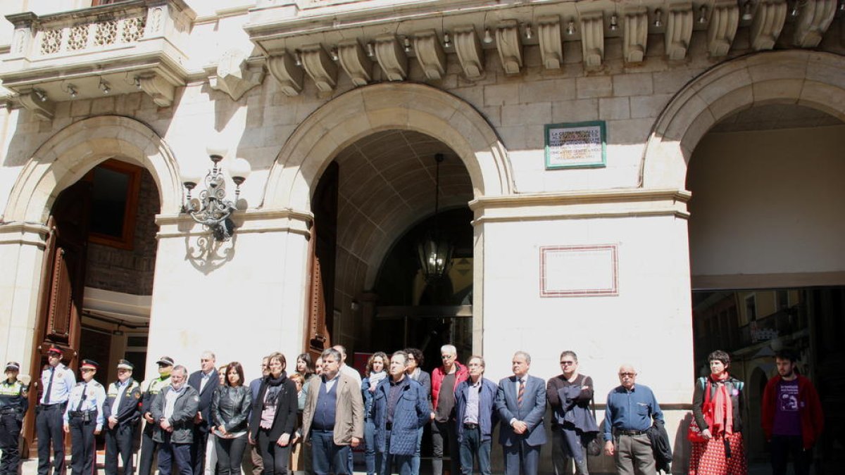 Pla obert del minut de silenci per condemnar la mort d'una dona, davant de l'Ajuntament de Valls amb representants del consistori en primer terme, aquest 25 d'abril de 2016