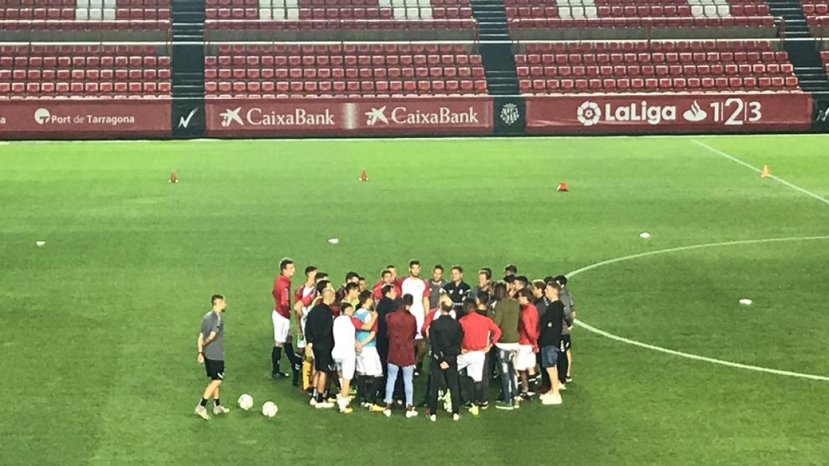 Reunión en el centro del campo entre los jugadores del Nàstic y el personal del club en el momento de la suspensión.