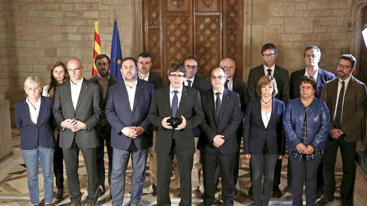 El presidente Puigdemont, acompañado por el gobierno catalán al completo.