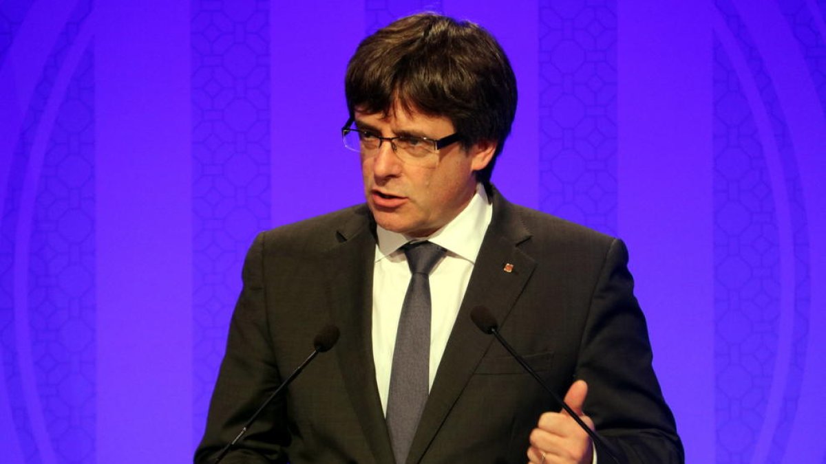 El president, Carles Puigdemont, en roda de premsa al Palau de la Generalitat, el 2 d'octubre del 2017.