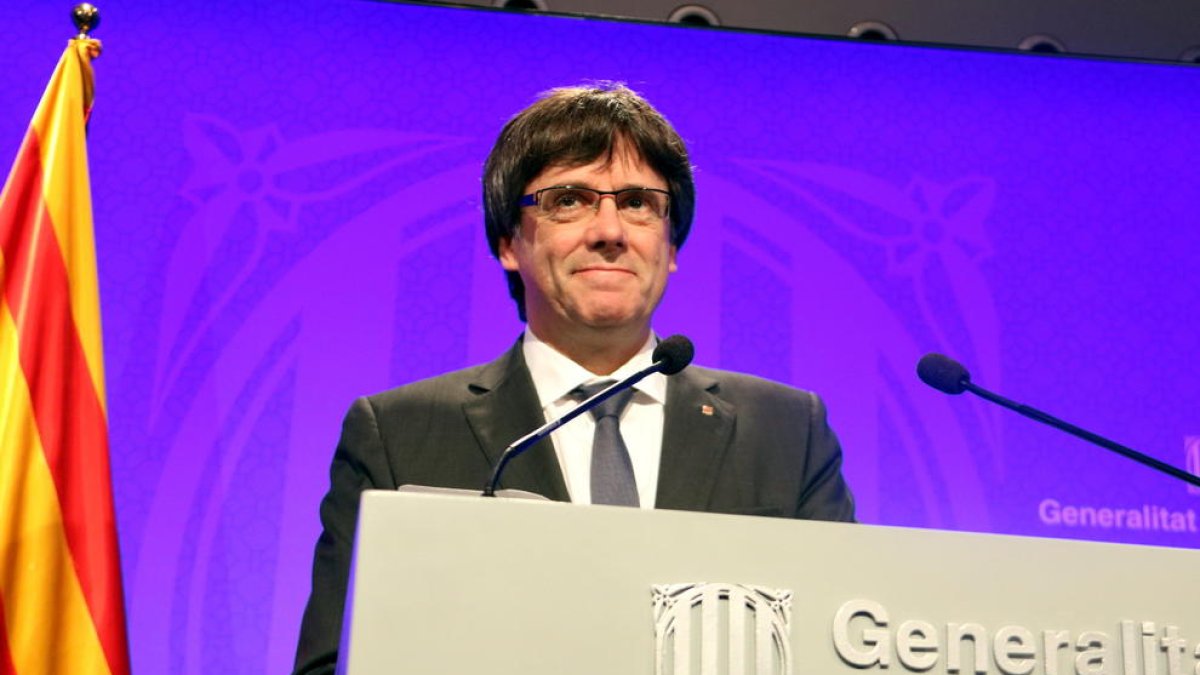 El presidente, Carles Puigdemont, antes de empezar la rueda de prensa en el Palau de la Generalitat.