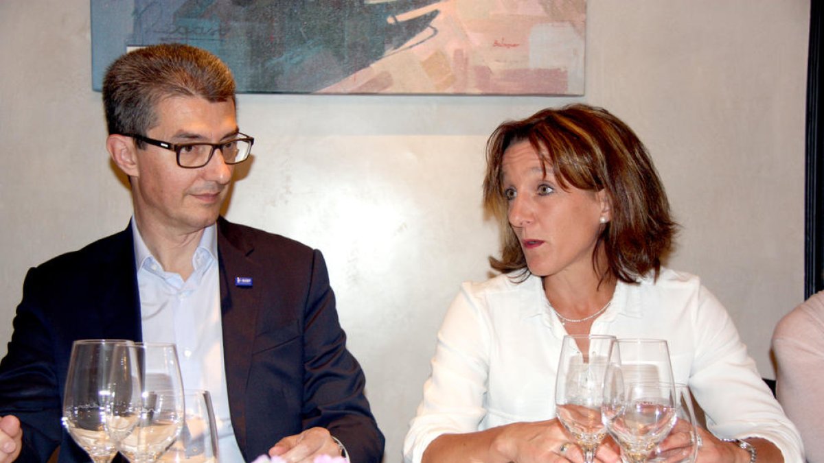 Carles Navarro, director general de BASF España y Anne Berg, directora de los centros de producción en el Estado.