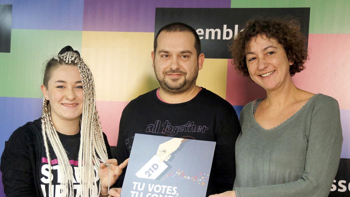 Maria Morante, portaveu dels CDR; Jordi Peiró, membre del Secretariat Nacional de l'ANC, i la número 4 de la CUP per Barcelona, Maria Ballester, presenten la campanya 'Tu votes, tu comptes'