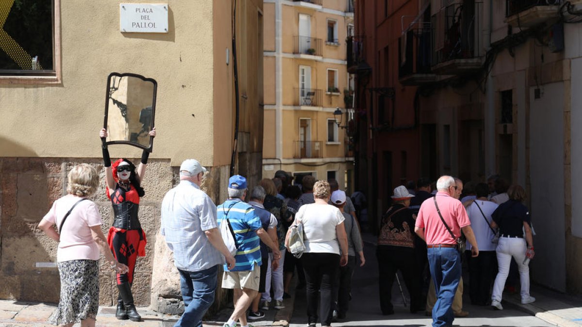 Muchos peatones han visto con sorpresa la presencia de un arlequín con un espejo en la plaza Pallol.