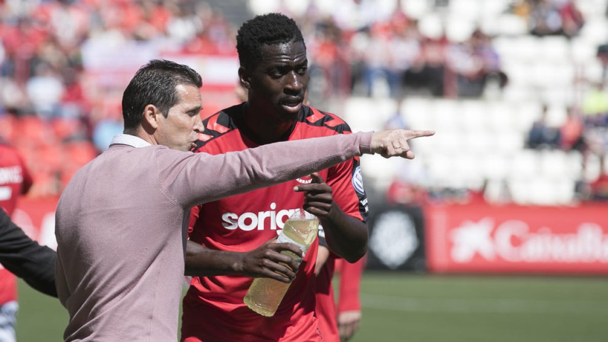 Juan Merino, parlant amb Zahibo durant el partit dels seus al Nou Estadi contra l'Almeria.
