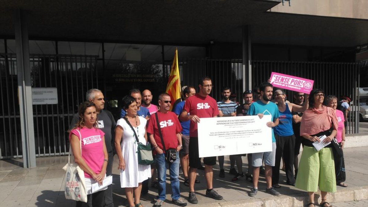 Els assistents amb la butlleta davant de la subdelegació del Govern d'Espanya a Tarragona.
