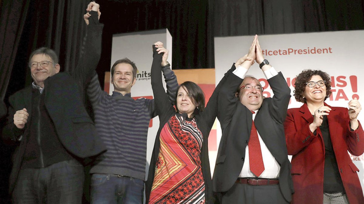 Adriana Lastra, al centre amb el candidat a la presidència, Miquel Iceta, el prsident valencià, Ximo Puig, i la cap de llista del PSc per Tarragona, Rosa M. Ibarra