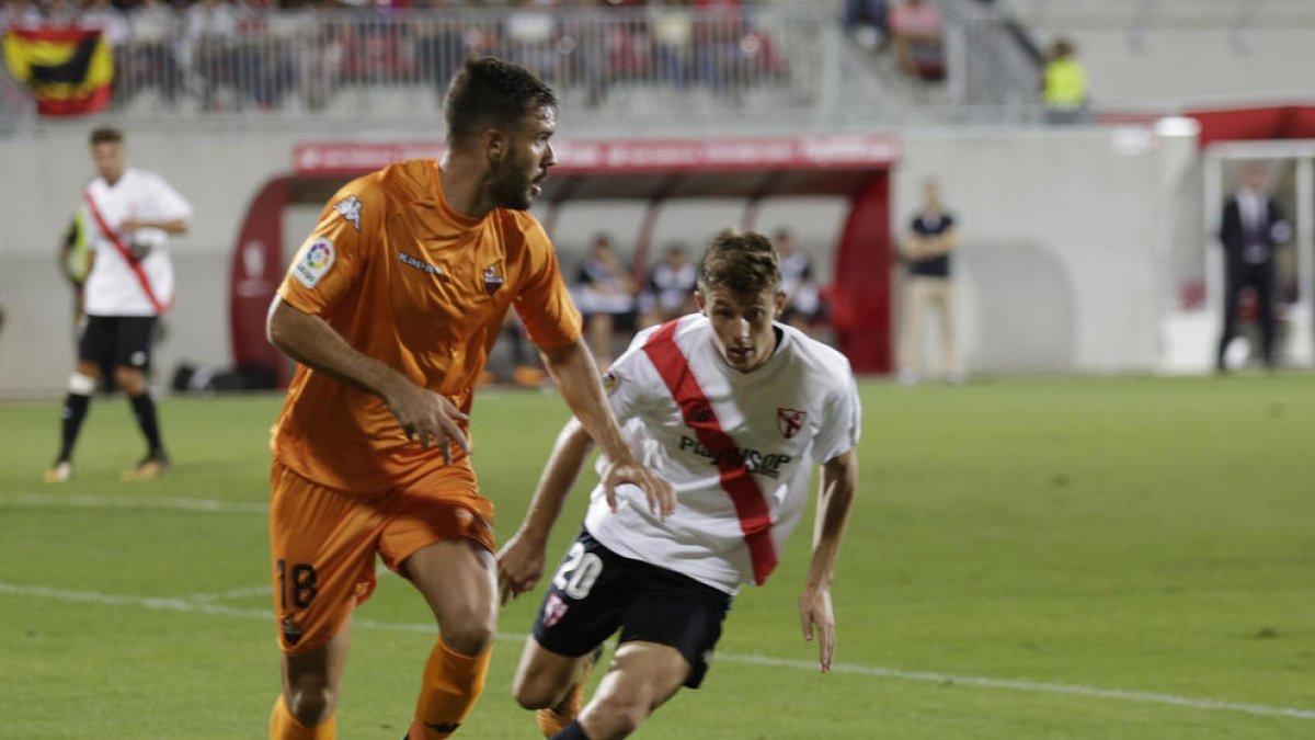 Atienza levanta la cabeza para hacer un pase delante de la presión de un rival, en el segundo partido del cordobés en esta temporada.