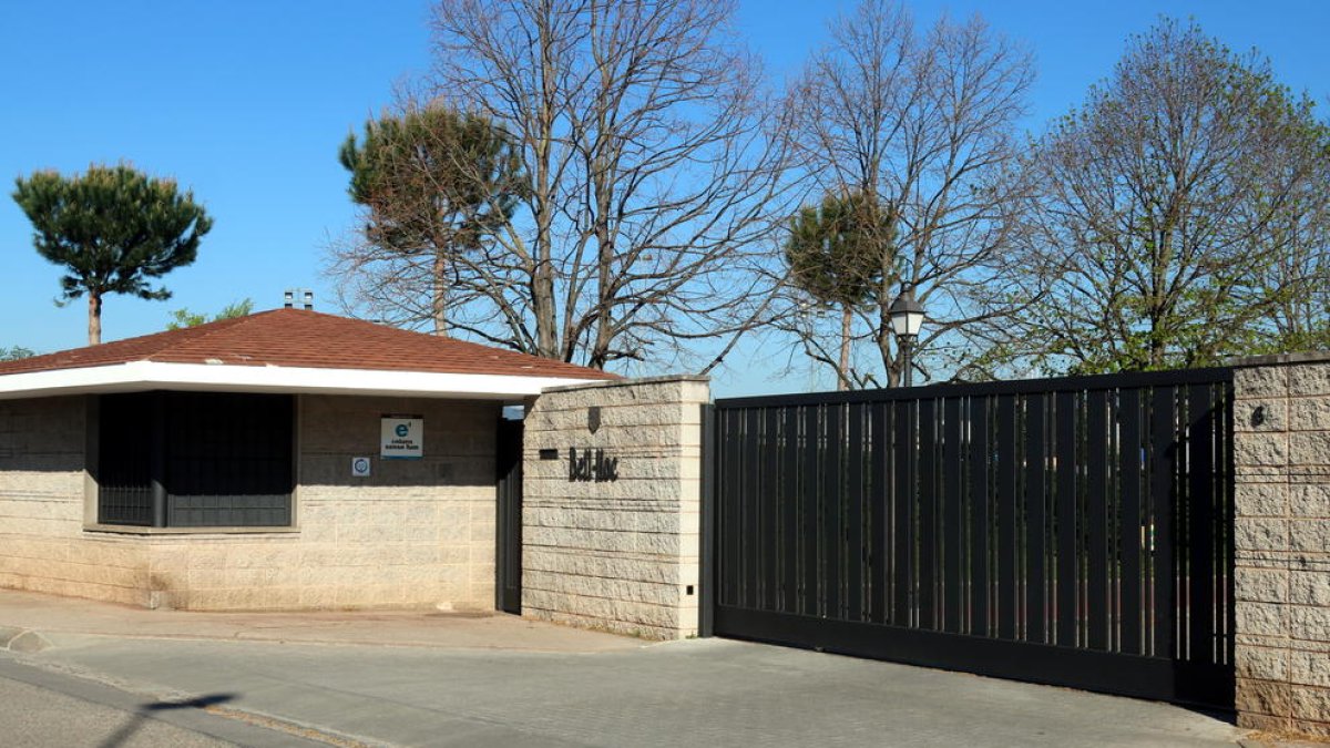 L'entrada de l'escola Bell-lloc del Pla de Girona.