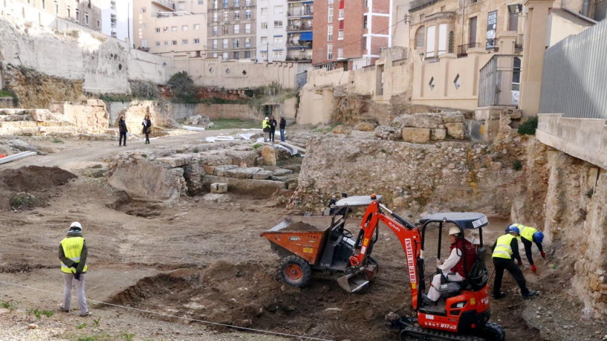 Operaris i maquinària treballant en la recuperació de les restes del teatre romà.