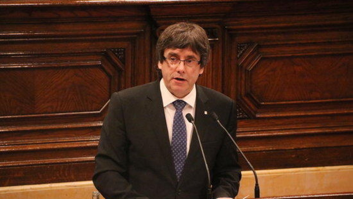 Plano medio del presidente de la Generalitat, Carles Puigdemont, desde el atril del hemiciclo del Parlamento.
