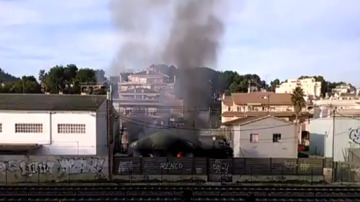 L'incendi ha provocat una densa columna de fum visible des de diverses parts del municipi.