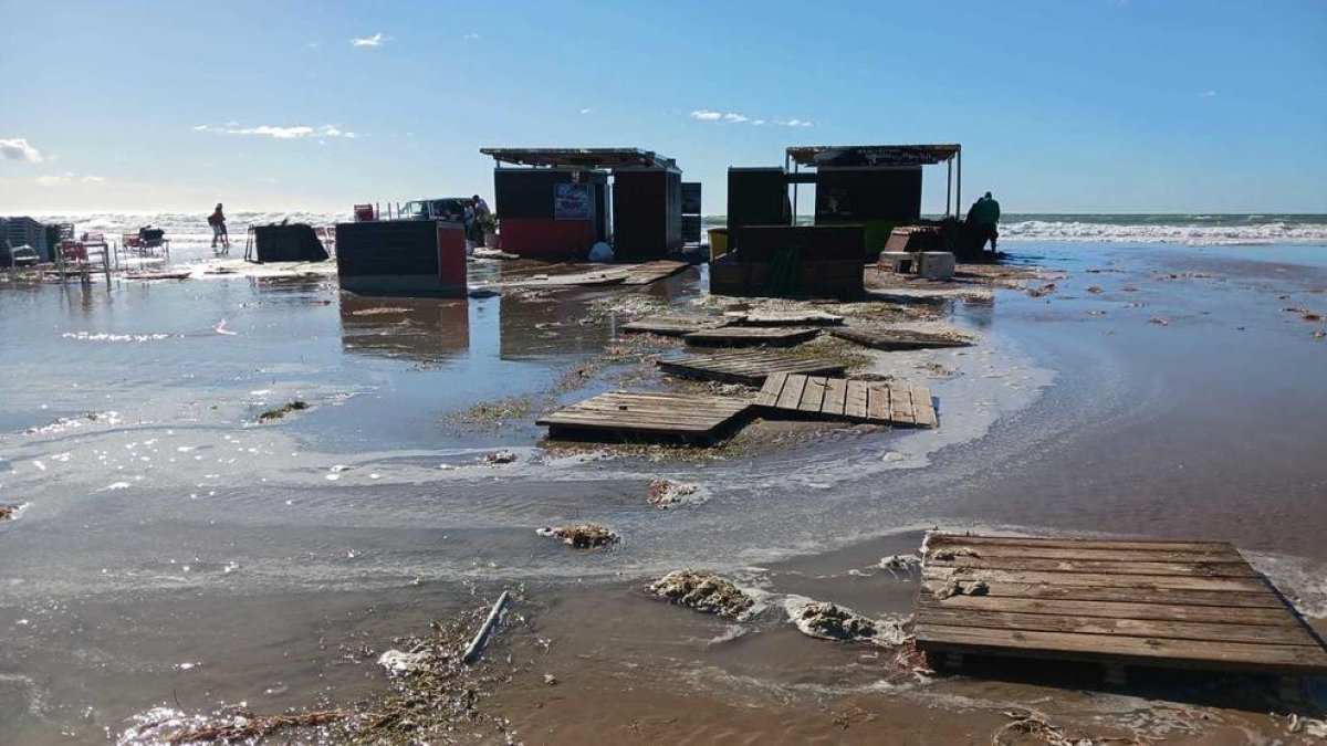 El temporal de migjorn ha provocat greus danys al municipi de Salou.