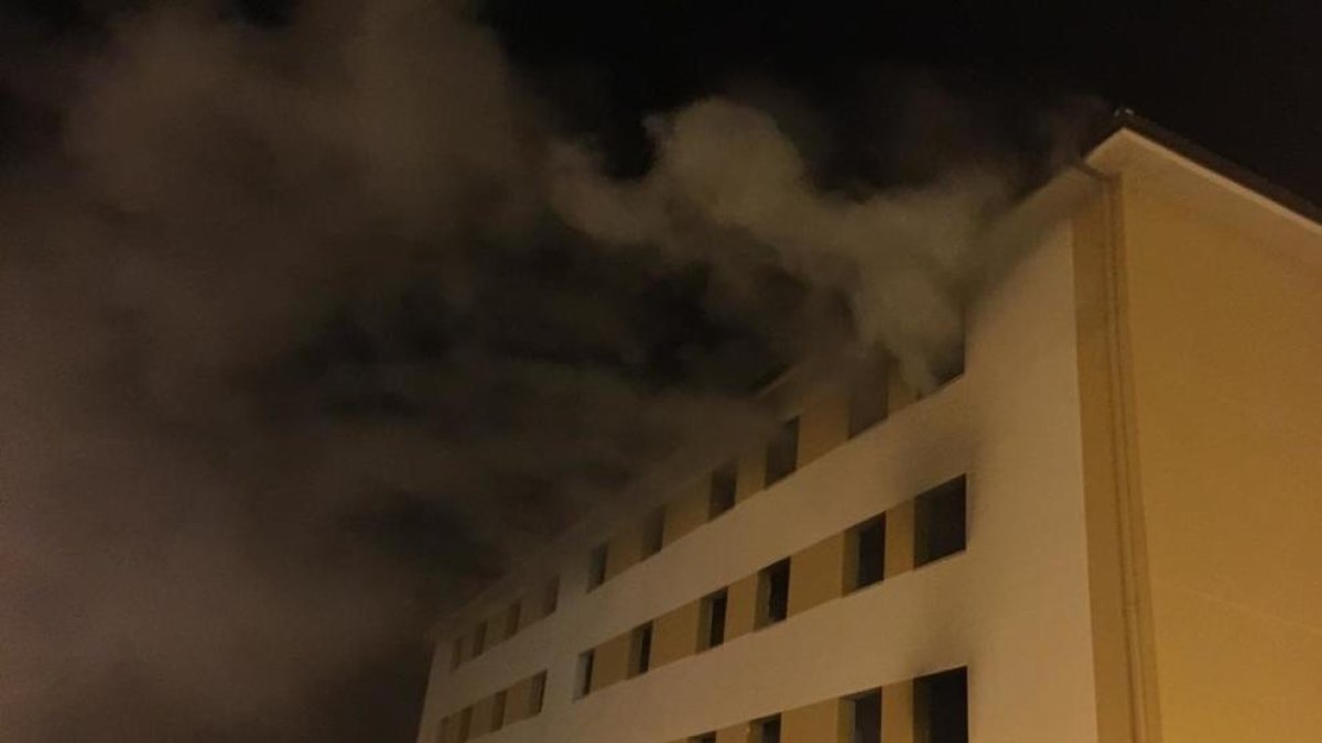 Imatge de les columnes de fum negre que va provocar l'incendi d'ahir a la nit a l'antiga residència Montemar.