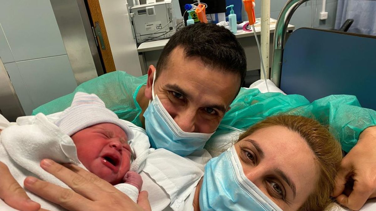 La Candela amb els seus pares minuts després del seu naixement