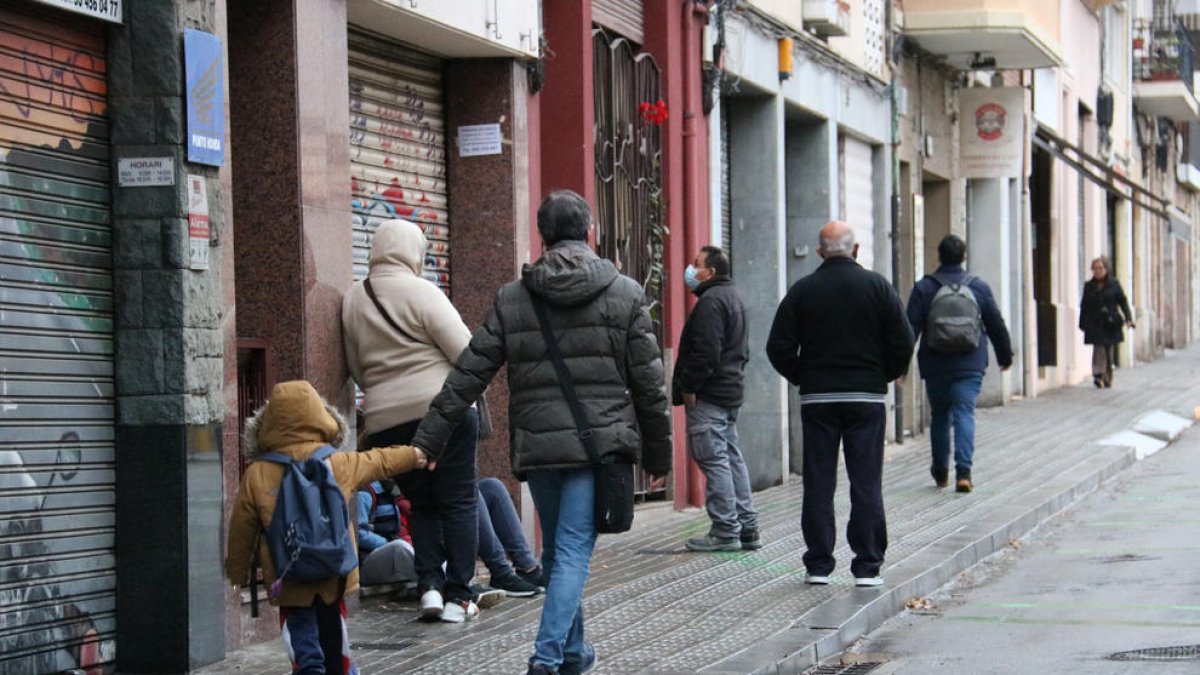 Un padre llevando a su hijo a la escuela.