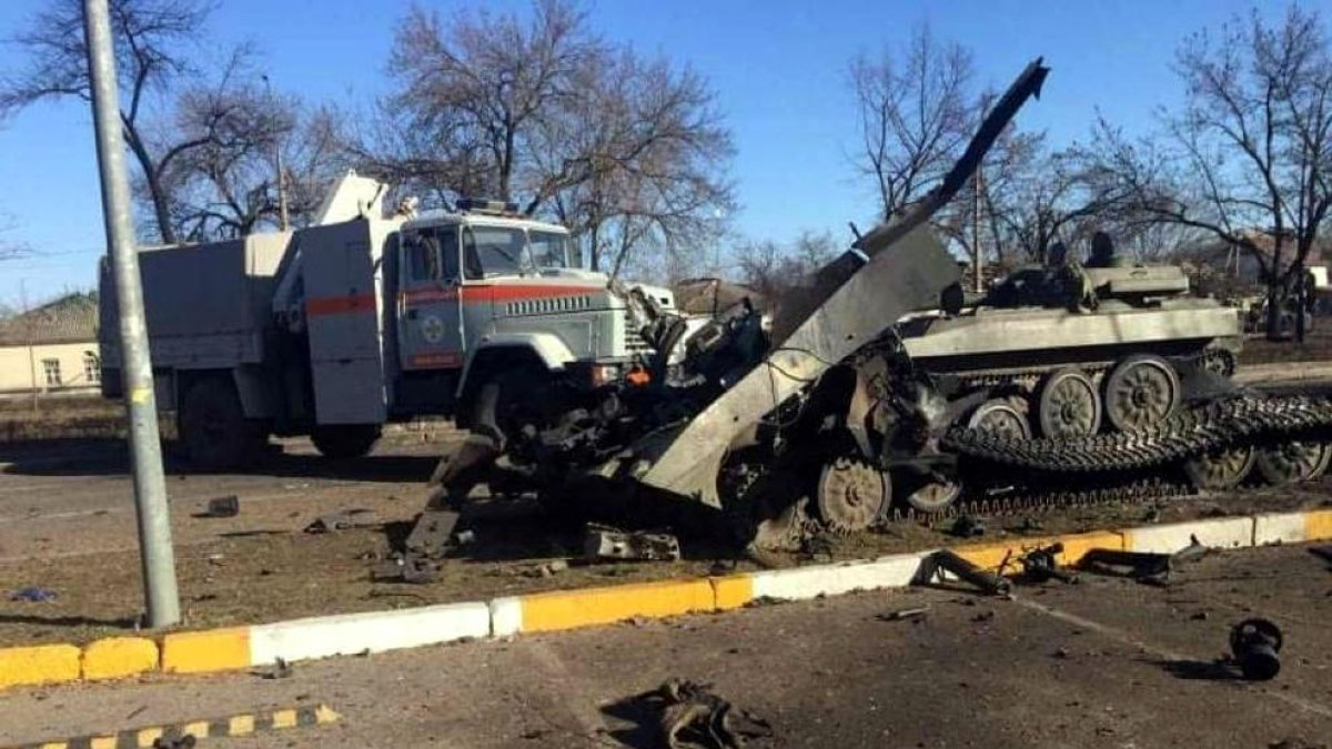 Un tanque destruido por los combates en la guerra de Ucrania.