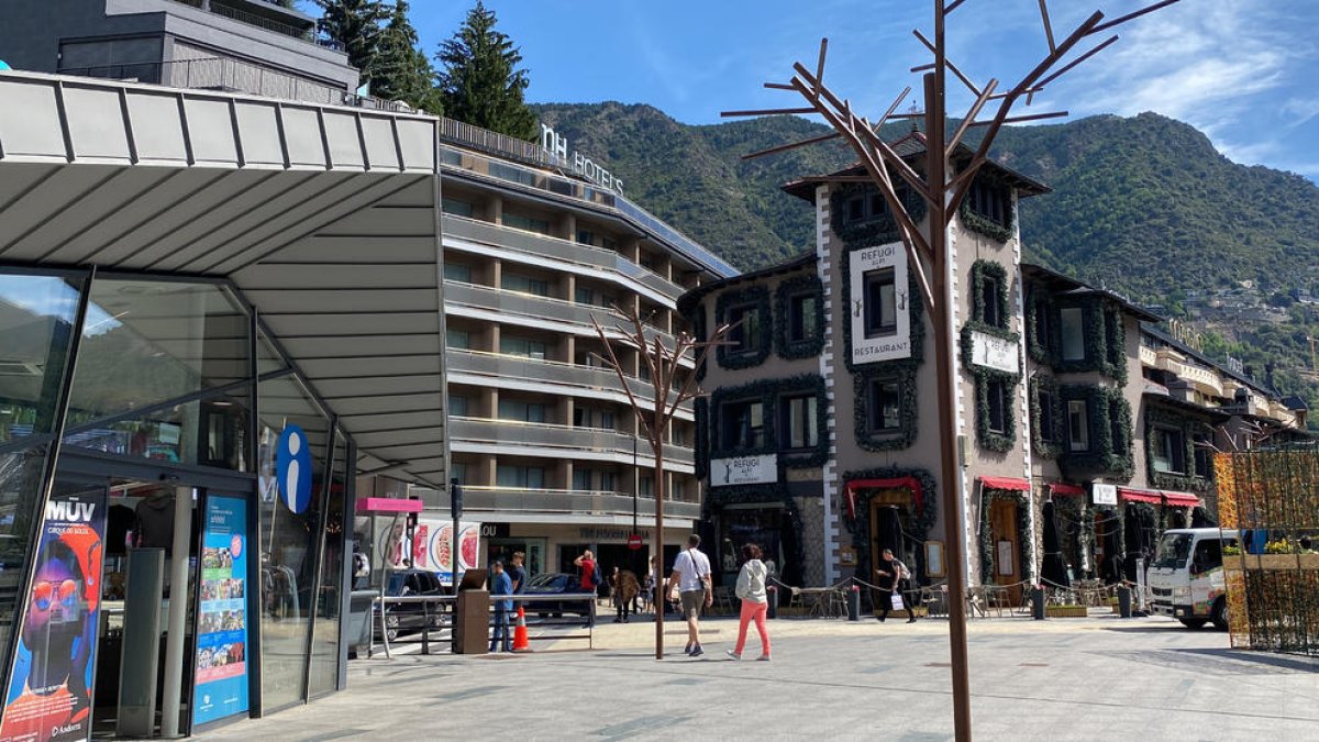 Una oficina de turismo de Andorra, donde se ven varios establecimientos hoteleros de fondo.