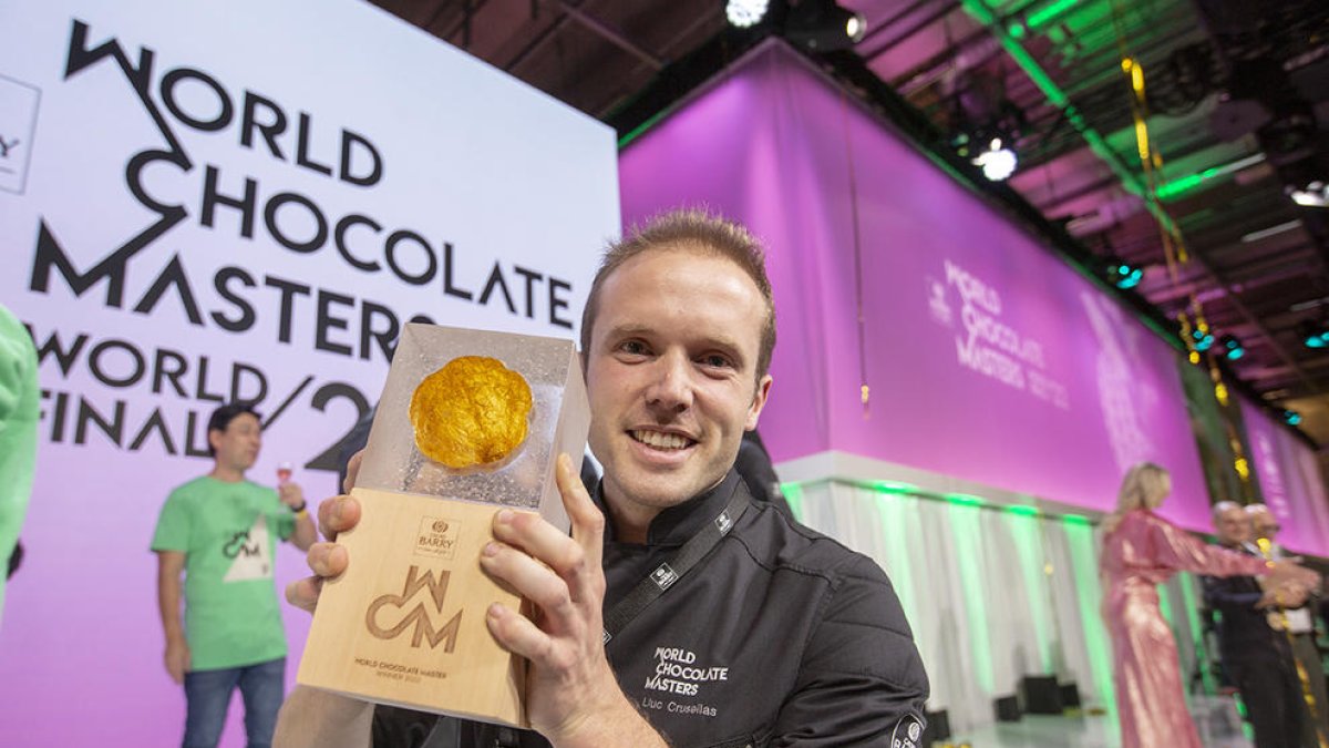 Imatge de Lluc Crusellas amb el primer premi del World Chocolate Masters.