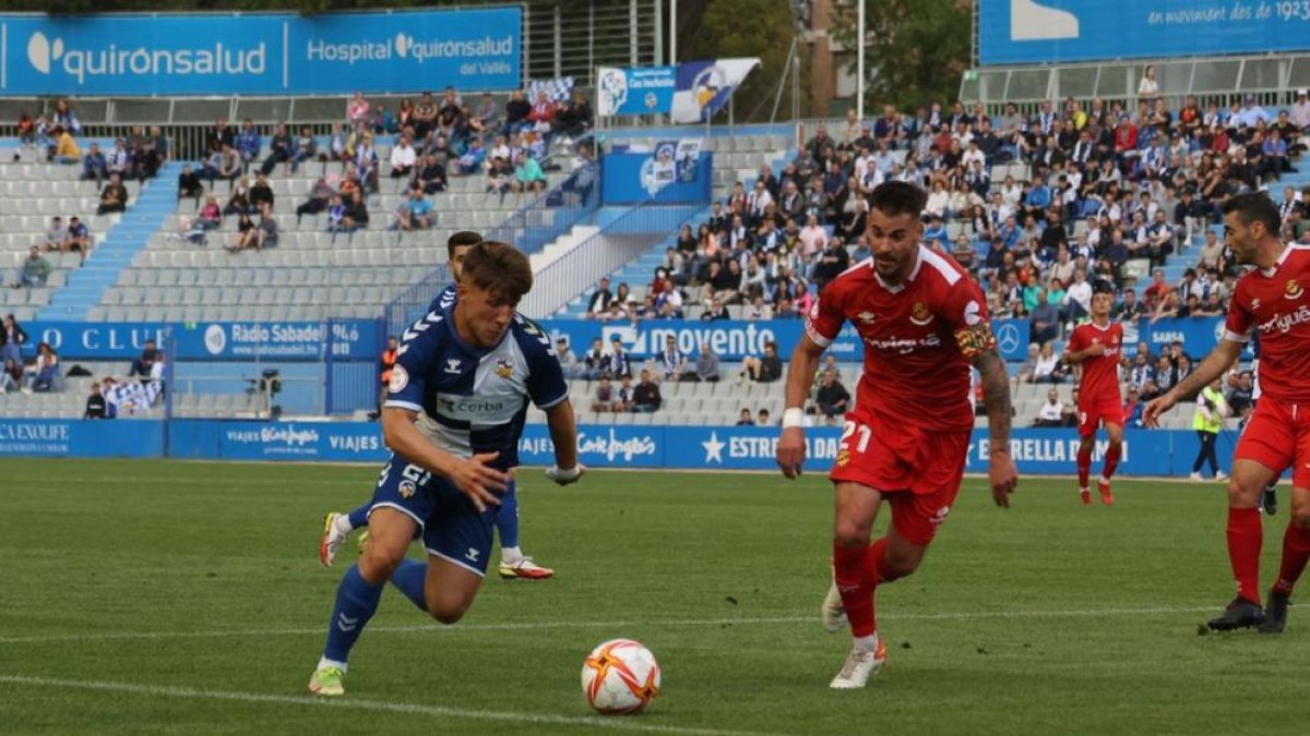 Joan Oriol defendiendo ante un rival.