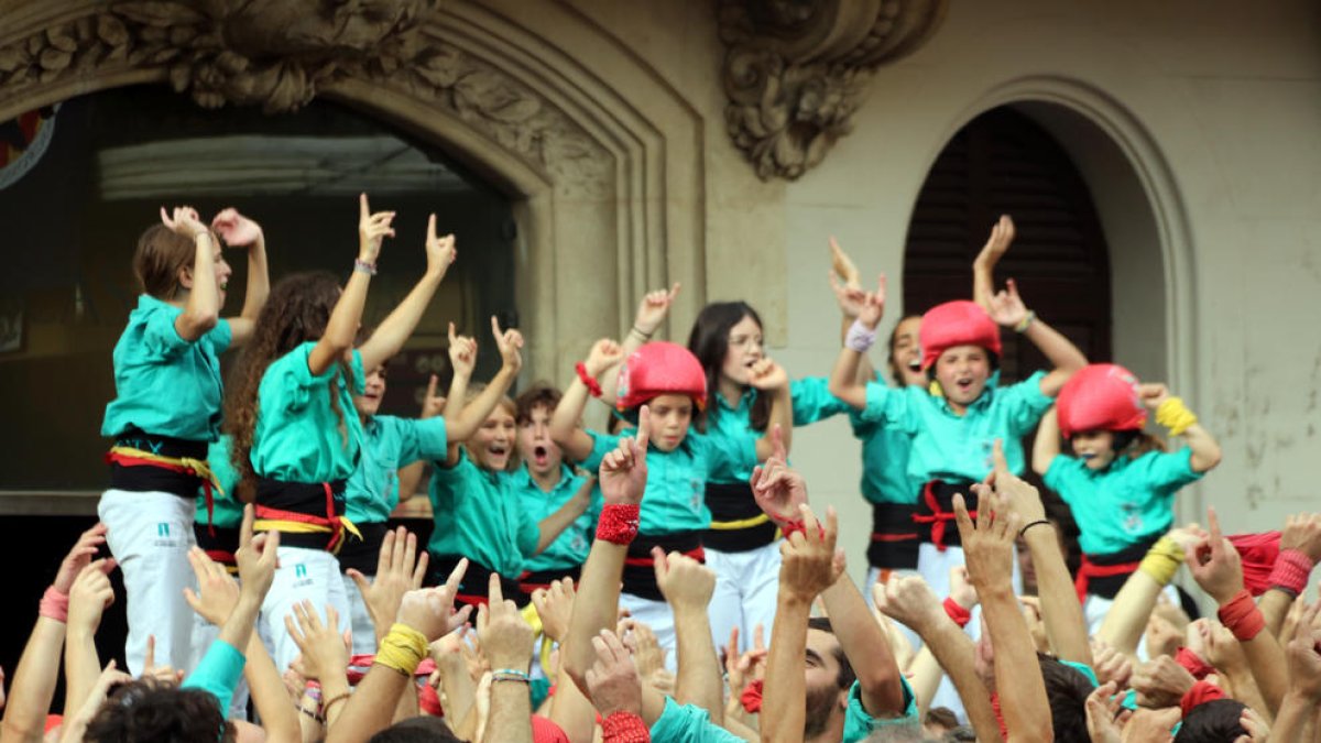 Imatge dels castellers de Vilafranca celebrant després del 3d10 amb folre i manilles