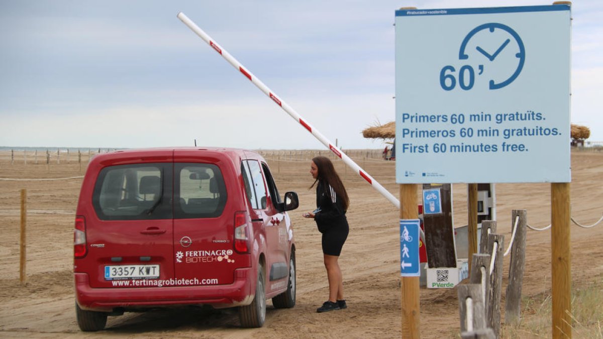 Imatge del control d'accés al Trabucador, al Parc Natural del Delta de l'Ebre, amb un cartell informatiu.