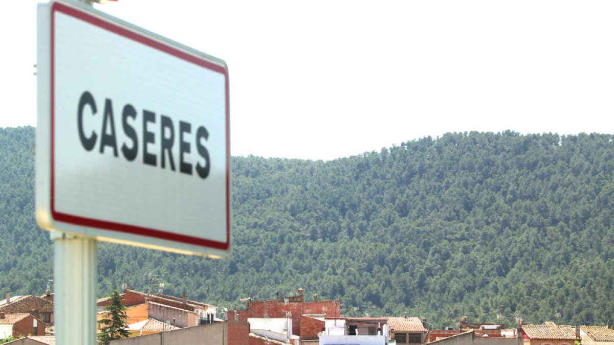 Cartel de Caseres sobre la skyline del municipio de la Terra Alta.