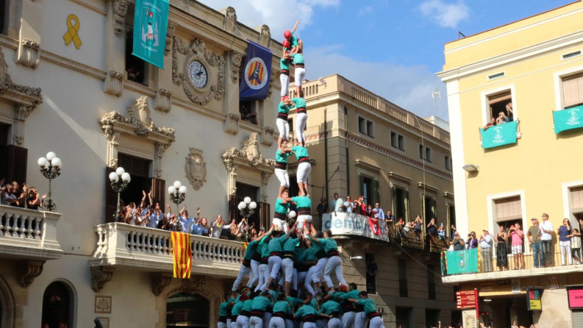Imatge del pilar de 9 amb folre, manilles i puntals carregat pels Castellers de Vilafranca.