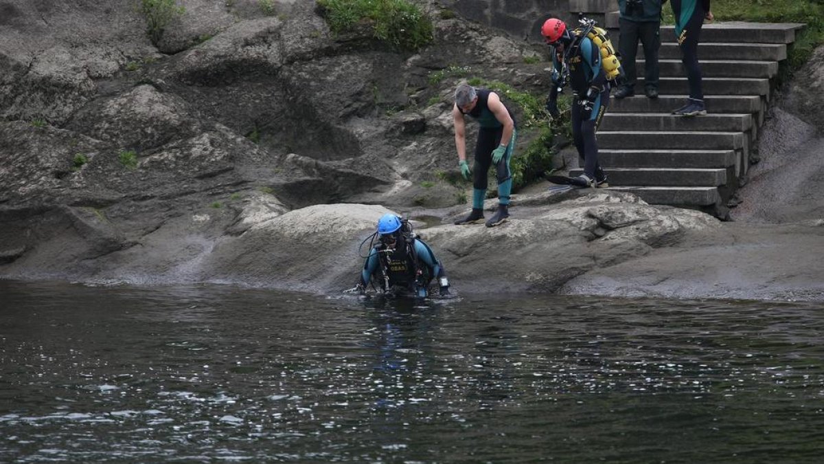 Els equips de rescat busquen al menor al riu Miño.