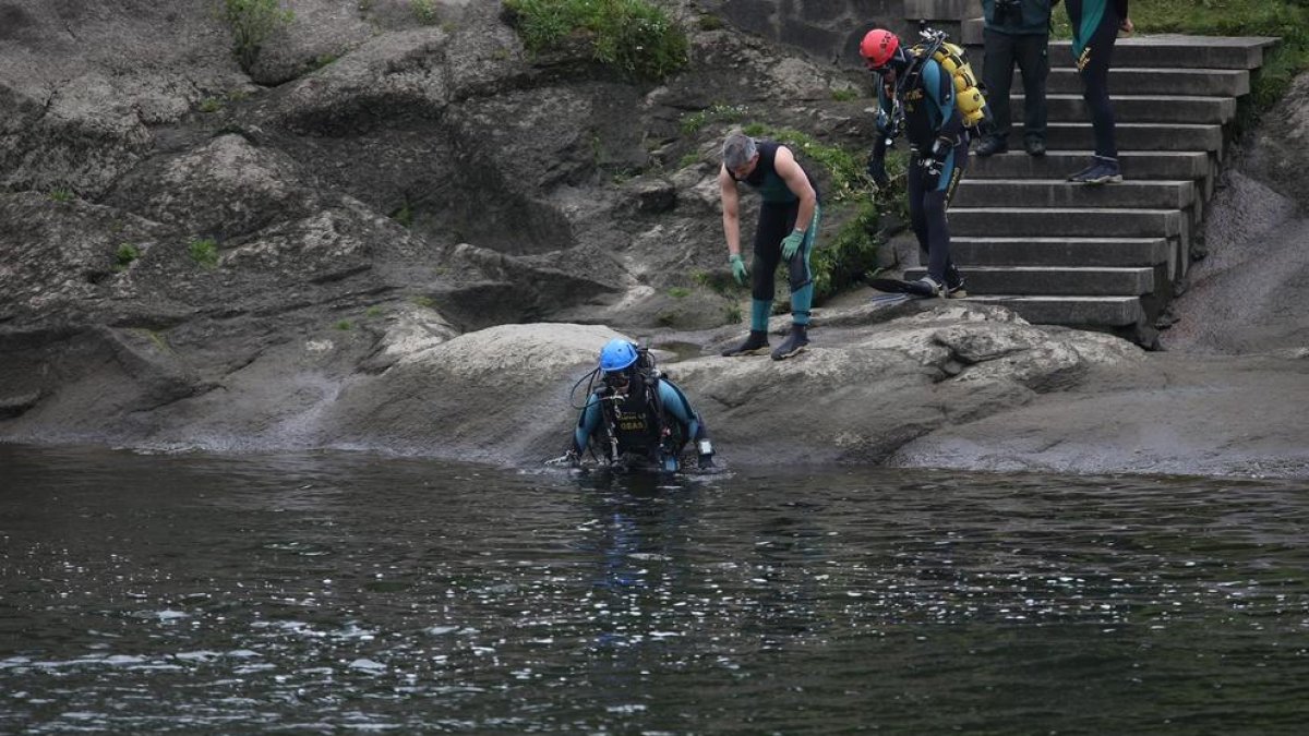 Los equipos de rescate buscan al menor en el río Miño.