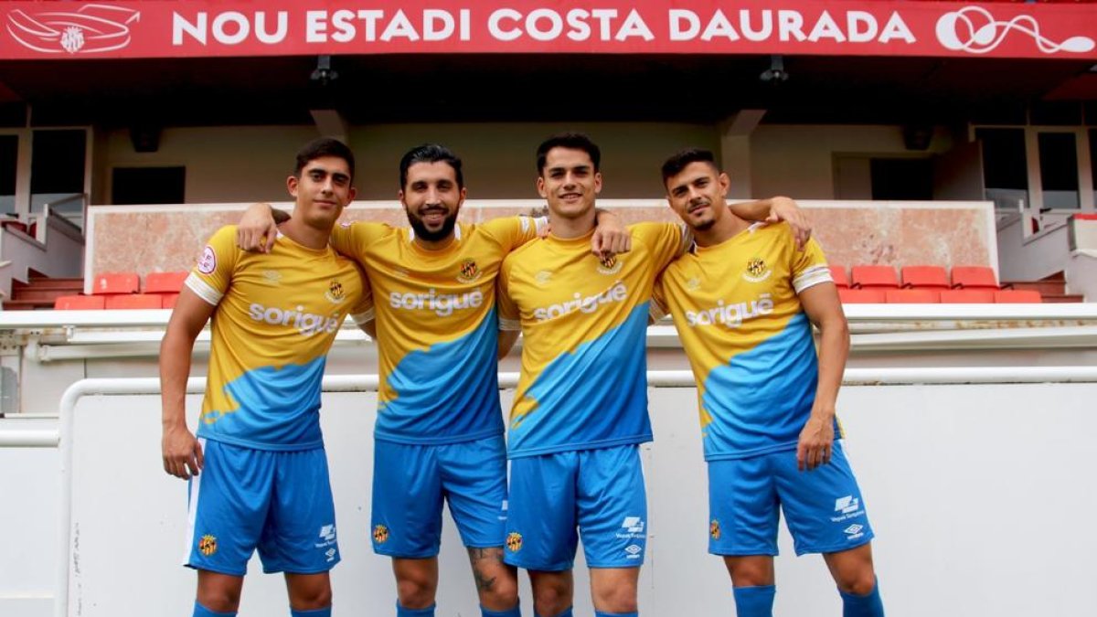 Los jugadores del Nàstic con la segunda equipación en el Nou Estadi.