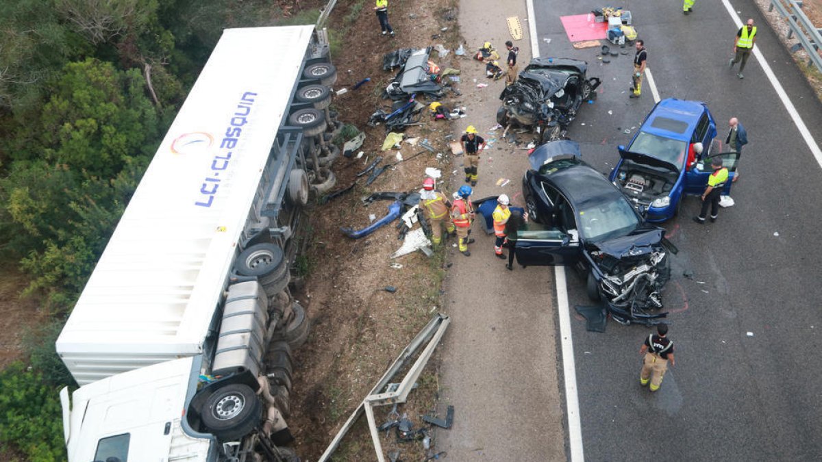 Imatge d'arxiu d'un accident on es van veure implicats un camió que ha va bolcar i quatre turismes.