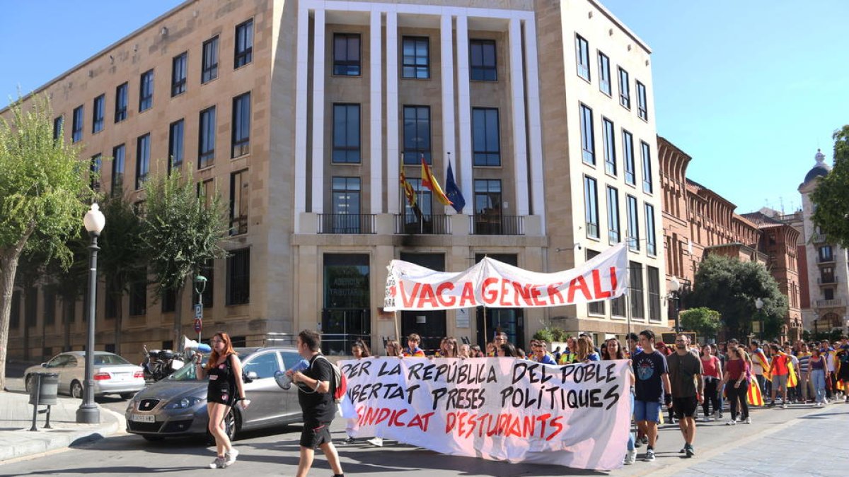 Pla general de la capçalara de la manifestació convocada pel Sindicat d'Estudiants durant la marxa per la Rambla de Tarragona, protesta en la que han rebutjat la sentència del procés. Imatge del 17 d'octubre del 2019 (Hortizontal).