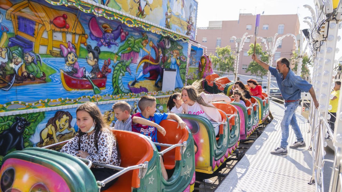 Imagen del tren de la bruja ayer, último día de la feria del barrio de Bonavista.