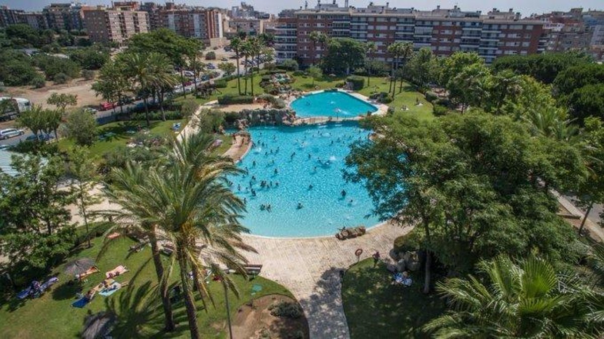 Imagen aérea de las piscinas del Parc dels Capellans.