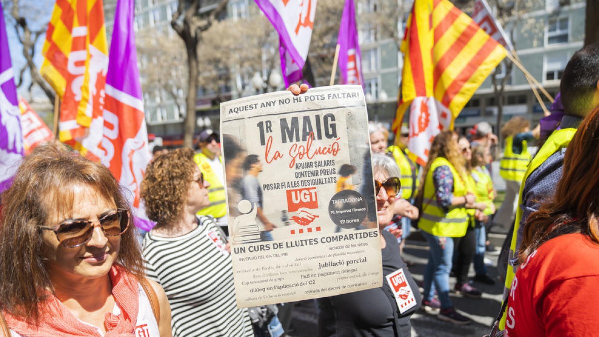 Imatge de la manifestació per reivindicar una millora en les condicions laborals d'ahir a Tarragona en el seu pas per la Rambla Nova.