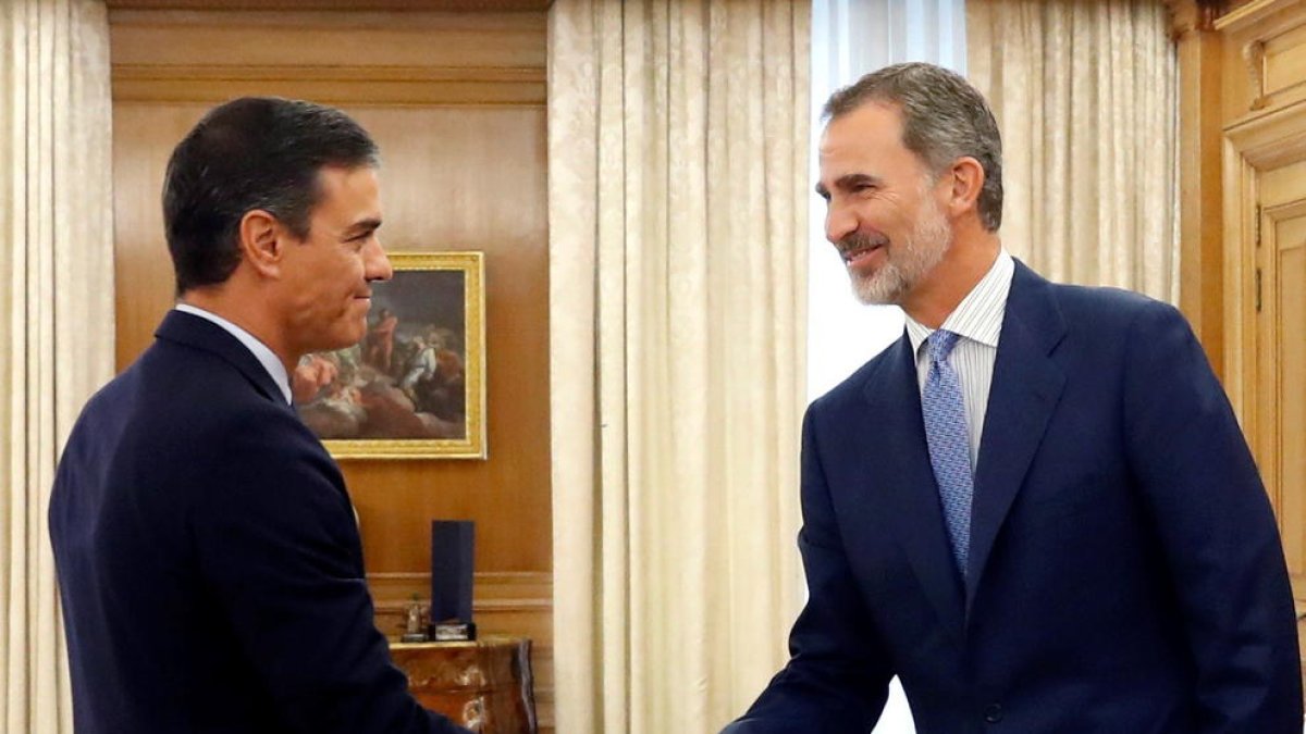 El president del govern espanyol en funcions, Pedro Sánchez, i del rei Felip VI a la ronda de consultes al Palau de la Zarzuela.