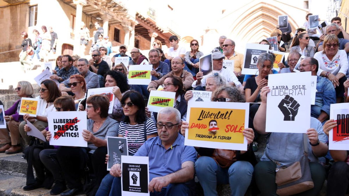 Imagen de las personas que han participado en la rueda de prensa en Tarragona para pedir la libertad de los jóvenes tarraconenses encarcelados durante los disturbios.