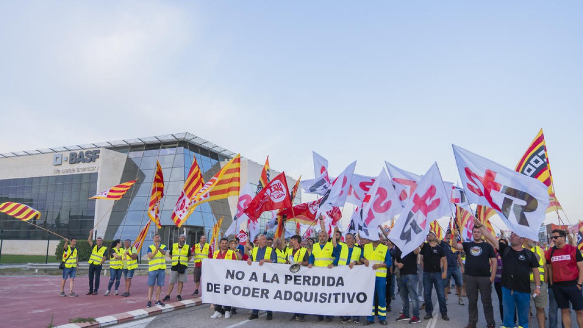 Treballadors de BASF protestant davant l'empresa per reivindicar millores salarials.