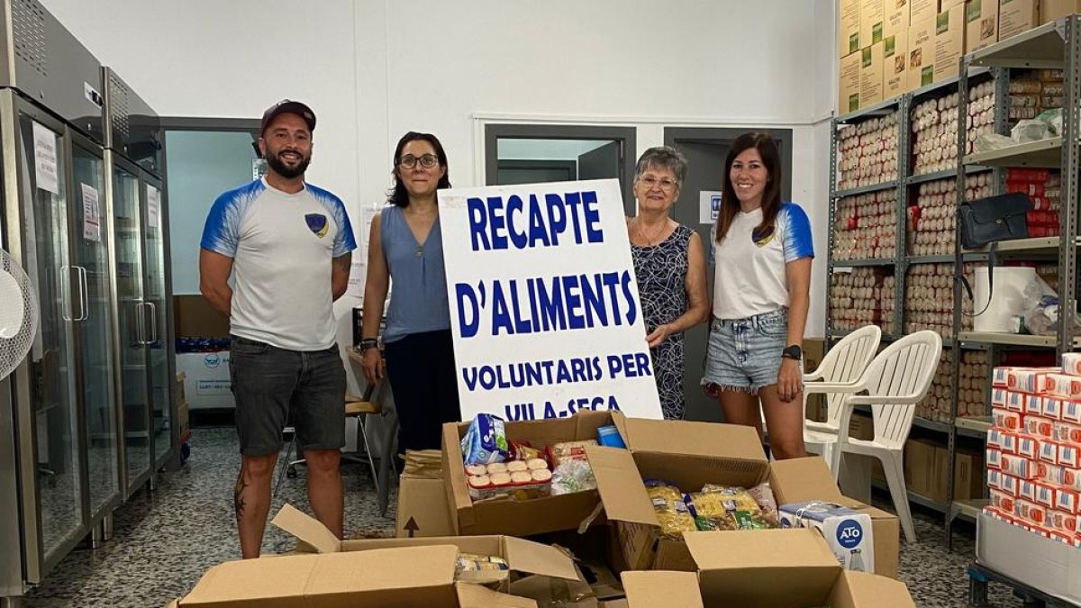 Imatge de la donació del Club Esportiu Runners Vila-seca al Banc d'Aliments del municipi.