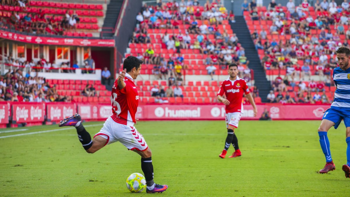 Jonathan Pereira es disposa a centrar durant un moment del Nàstic-Llagostera