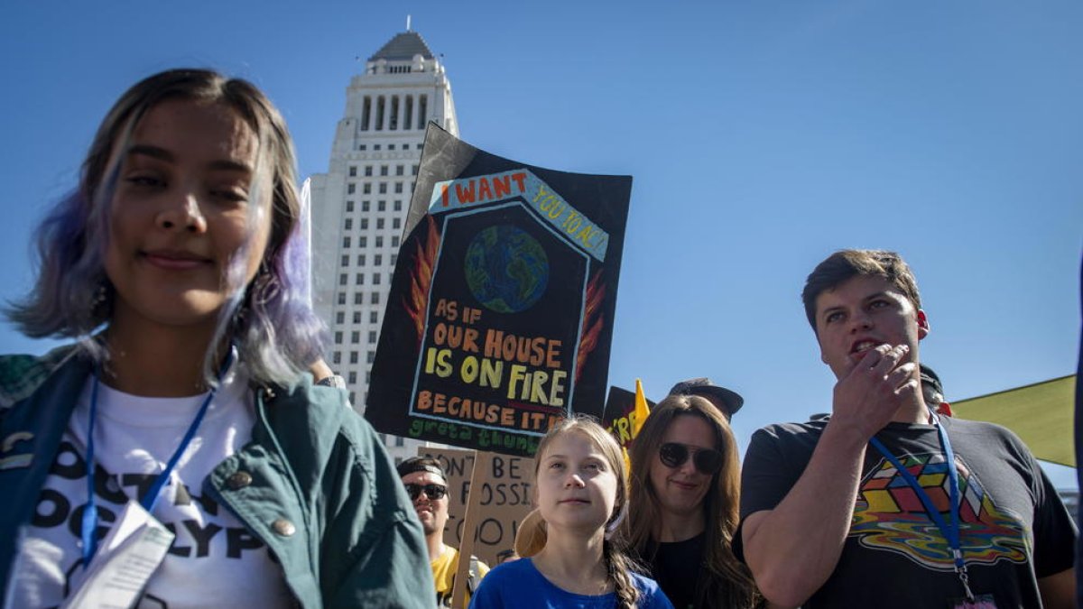 Greta Thunberg acompanyada d'altres activistes durant la Youth Climate Strike a Los Angeles, California, USA.