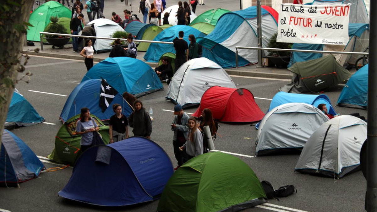 Pla des de dalt de l'acampada d'estudiants a Plaça Universitat