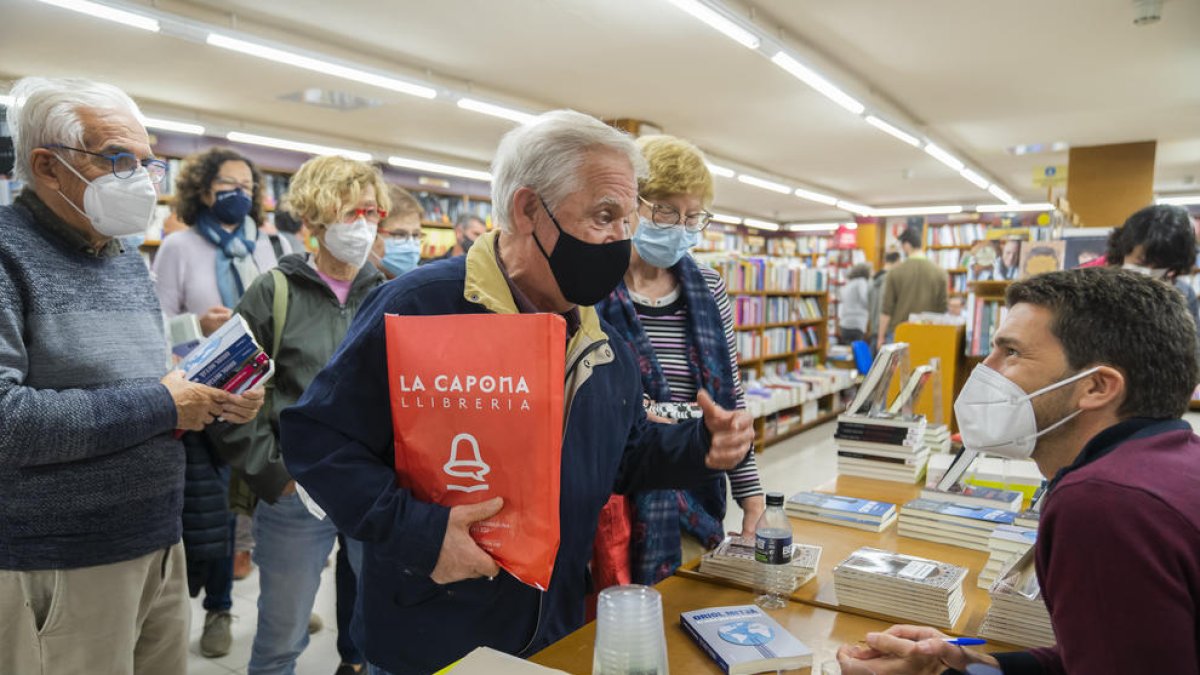 Imatge d'arxiu de la presentació de llibres del darrer Sant Jordi a La Capona.