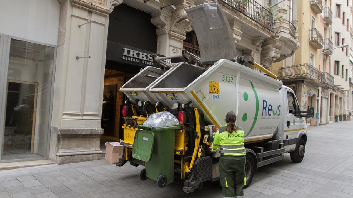 Una imatge d'arxiu d'operaris de la recollida i la neteja als carrers del centre.