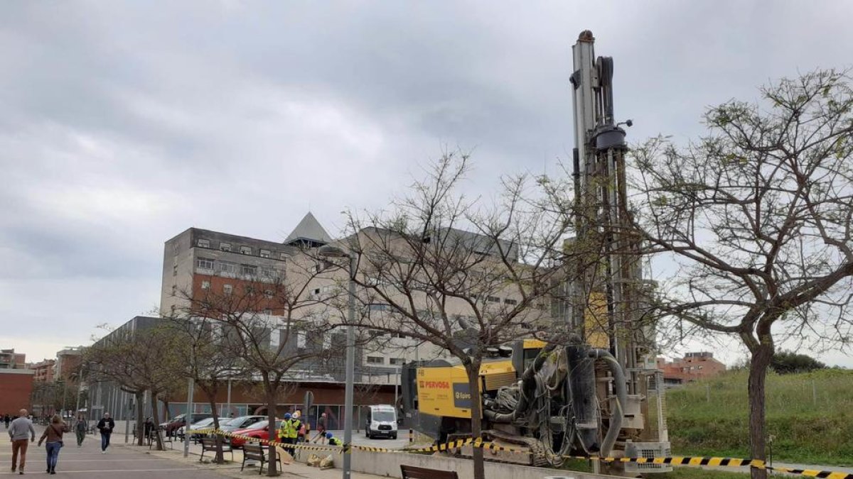 Se han iniciado las prospecciones geotécnicas y geofísicas en las zonas donde se hará el cementado del nuevo hospital.